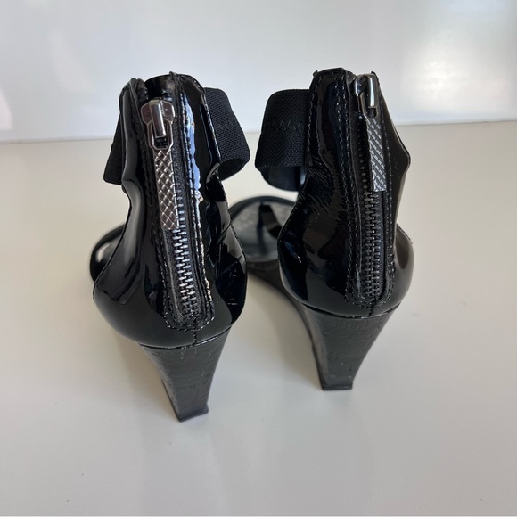 Donald J. Pliner Palo-sy Black Snake Skin T-Strap Sandal Wedge - Picture 5 of 9